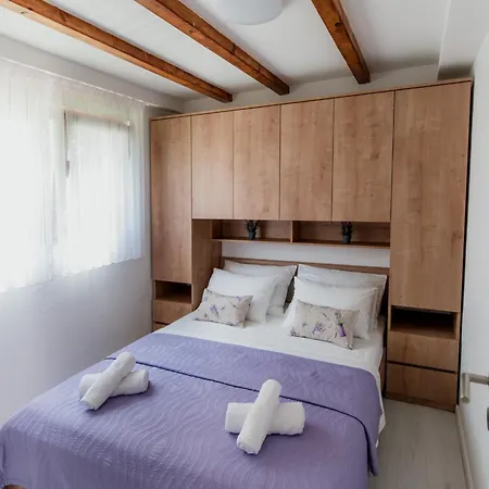 House Lastva 펜션 *